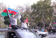 На улицах Баку массовое шествие в честь победы Азербайджана над Арменией (ВИДЕО, ФОТО)