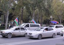 На улицах Баку массовое шествие в честь победы Азербайджана над Арменией (ВИДЕО, ФОТО)