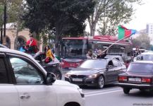 На улицах Баку массовое шествие в честь победы Азербайджана над Арменией (ВИДЕО, ФОТО)