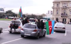 На улицах Баку массовое шествие в честь победы Азербайджана над Арменией (ВИДЕО, ФОТО)