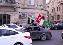 На улицах Баку массовое шествие в честь победы Азербайджана над Арменией (ВИДЕО, ФОТО)