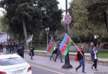 На улицах Баку массовое шествие в честь победы Азербайджана над Арменией (ВИДЕО, ФОТО)