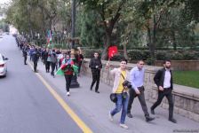 На улицах Баку массовое шествие в честь победы Азербайджана над Арменией (ВИДЕО, ФОТО)