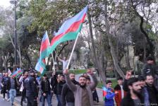 На улицах Баку массовое шествие в честь победы Азербайджана над Арменией (ВИДЕО, ФОТО)