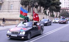 На улицах Баку массовое шествие в честь победы Азербайджана над Арменией (ВИДЕО, ФОТО)