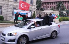 На улицах Баку массовое шествие в честь победы Азербайджана над Арменией (ВИДЕО, ФОТО)