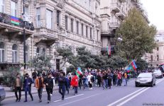 На улицах Баку массовое шествие в честь победы Азербайджана над Арменией (ВИДЕО, ФОТО)