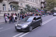 На улицах Баку массовое шествие в честь победы Азербайджана над Арменией (ВИДЕО, ФОТО)