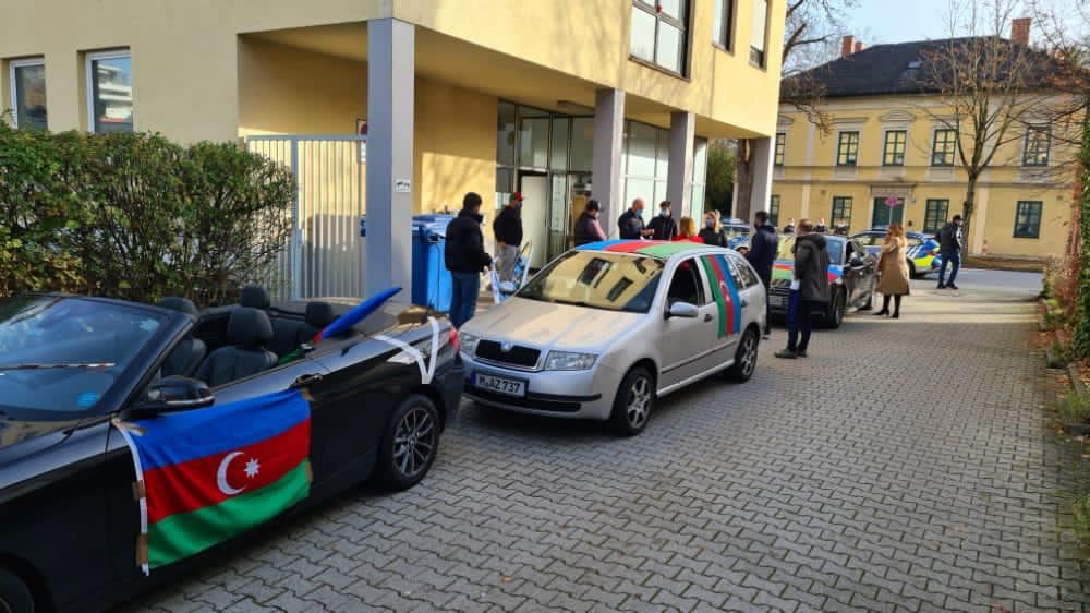 На улицах Баку массовое шествие в честь победы Азербайджана над Арменией (ВИДЕО, ФОТО)
