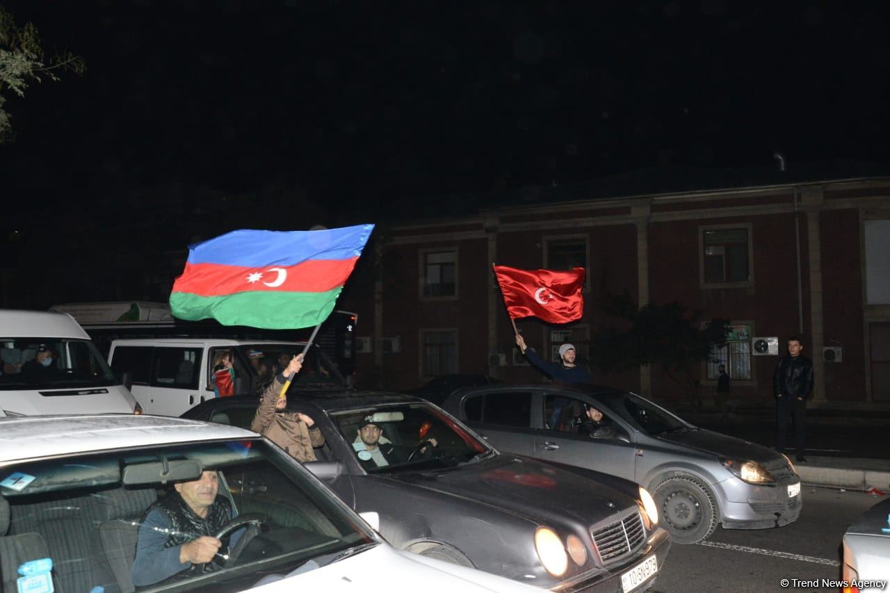 Жители Баку празднуют победу в войне за Карабах (ФОТО/ВИДЕО)
