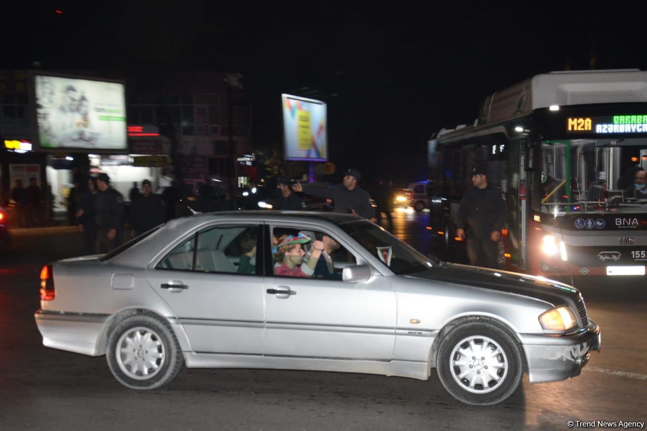 Жители Баку празднуют победу в войне за Карабах (ФОТО/ВИДЕО)
