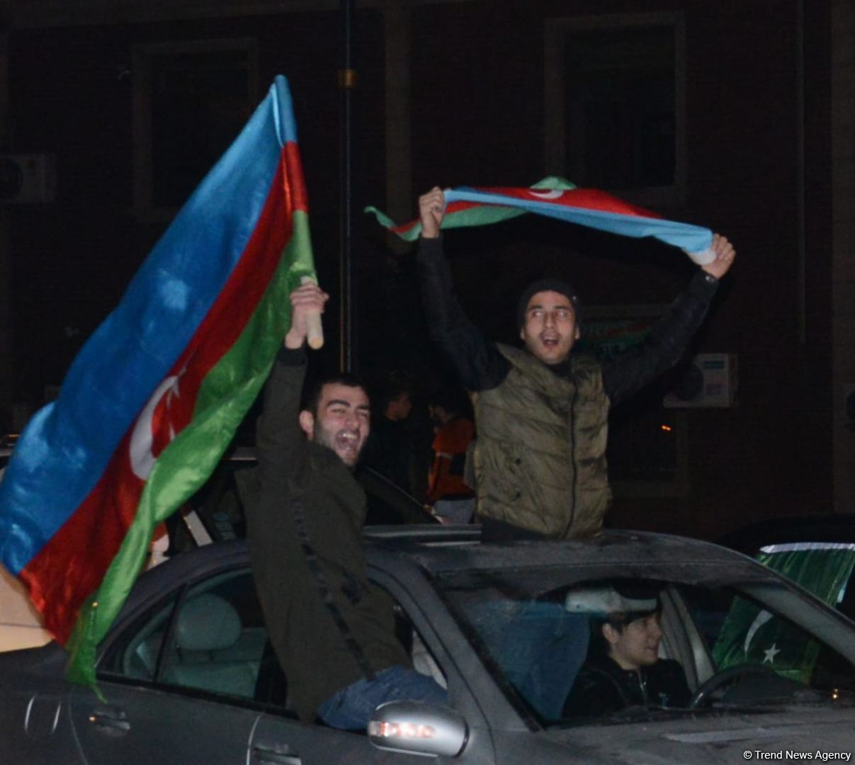 Жители Баку празднуют победу в войне за Карабах (ФОТО/ВИДЕО)