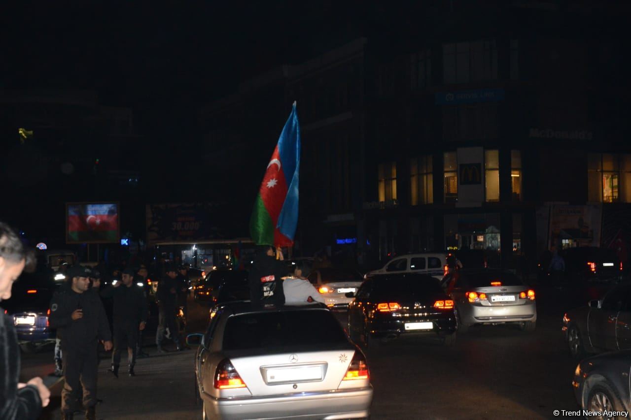 Жители Баку празднуют победу в войне за Карабах (ФОТО/ВИДЕО)