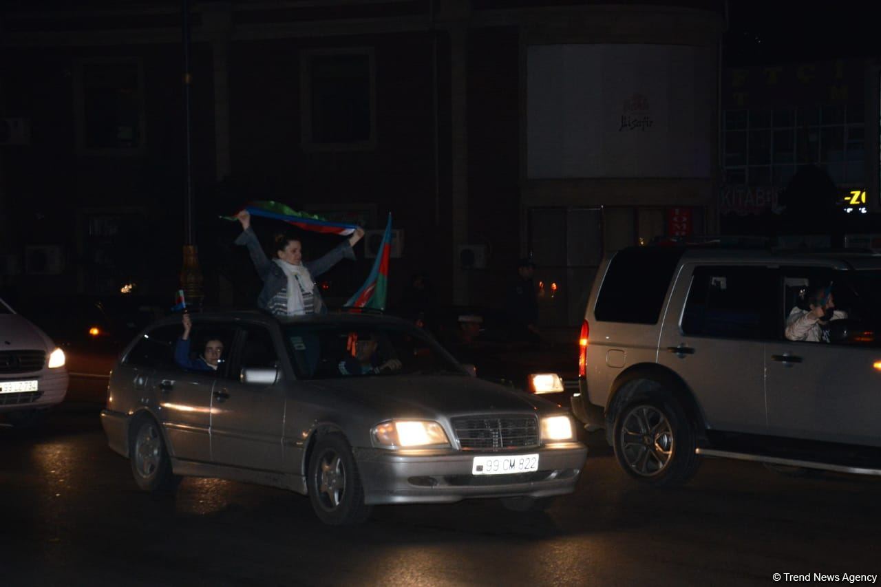 Жители Баку празднуют победу в войне за Карабах (ФОТО/ВИДЕО)