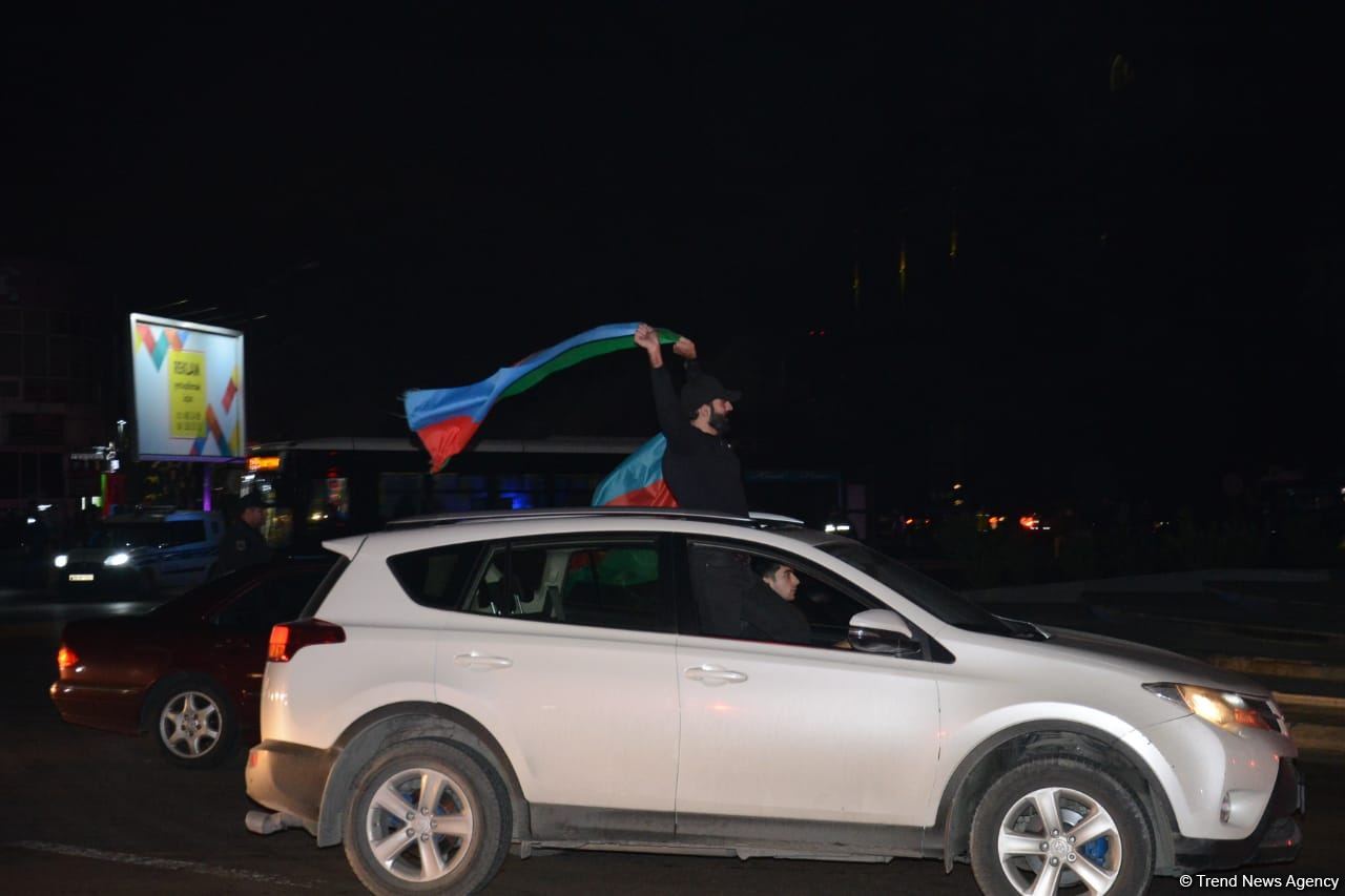 Жители Баку празднуют победу в войне за Карабах (ФОТО/ВИДЕО)