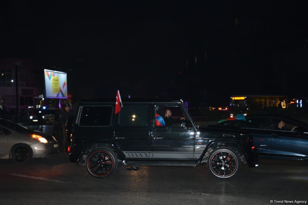 Жители Баку празднуют победу в войне за Карабах (ФОТО/ВИДЕО)