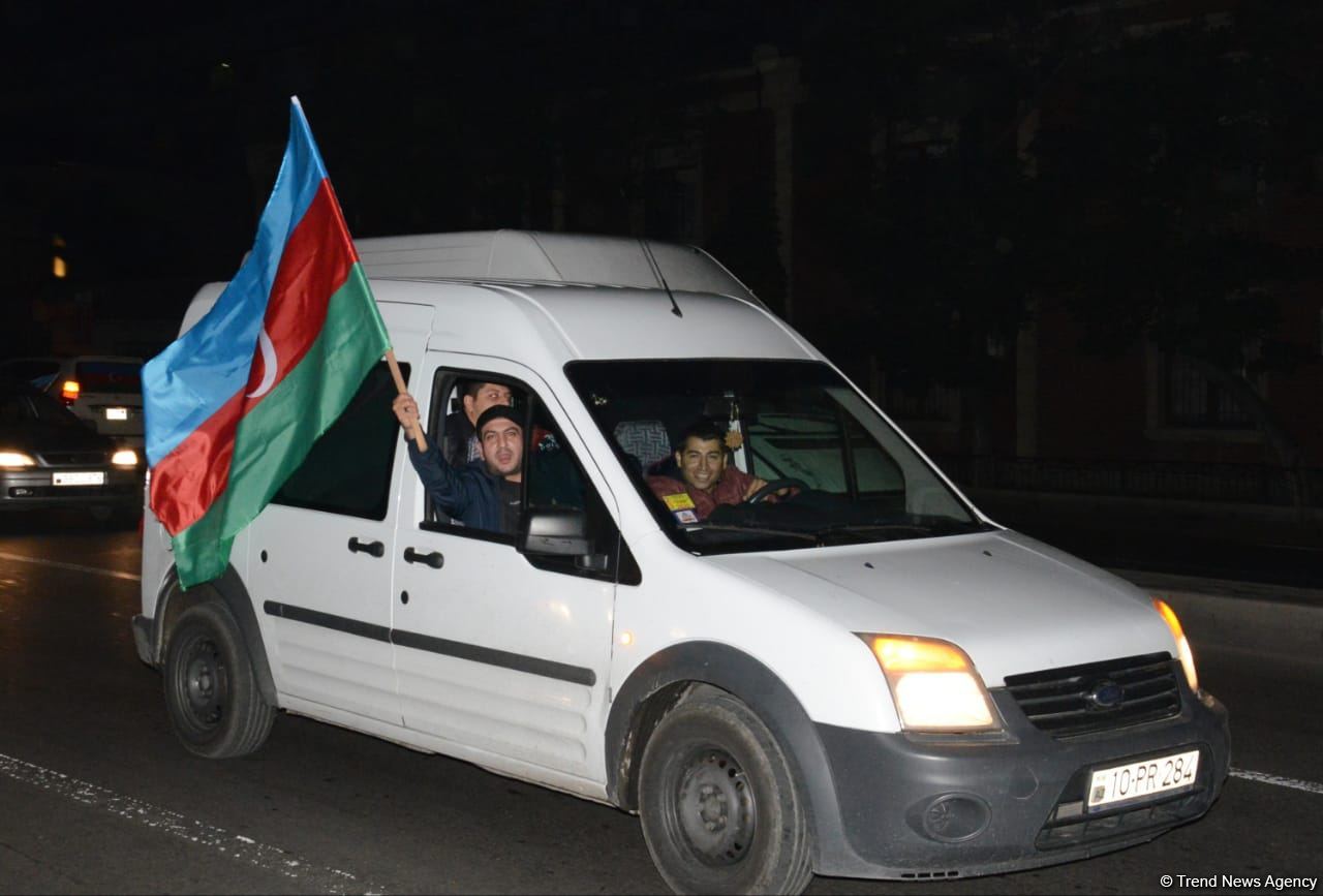 Жители Баку празднуют победу в войне за Карабах (ФОТО/ВИДЕО)