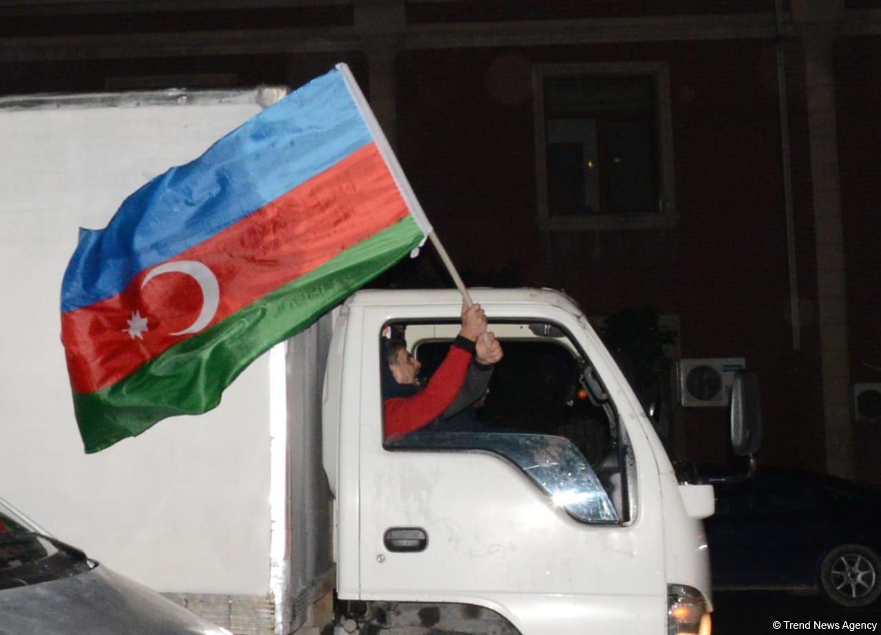 Жители Баку празднуют победу в войне за Карабах (ФОТО/ВИДЕО)