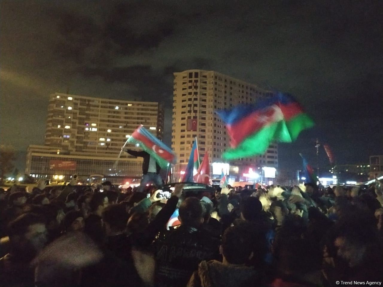 Жители Баку празднуют победу в войне за Карабах (ФОТО/ВИДЕО)
