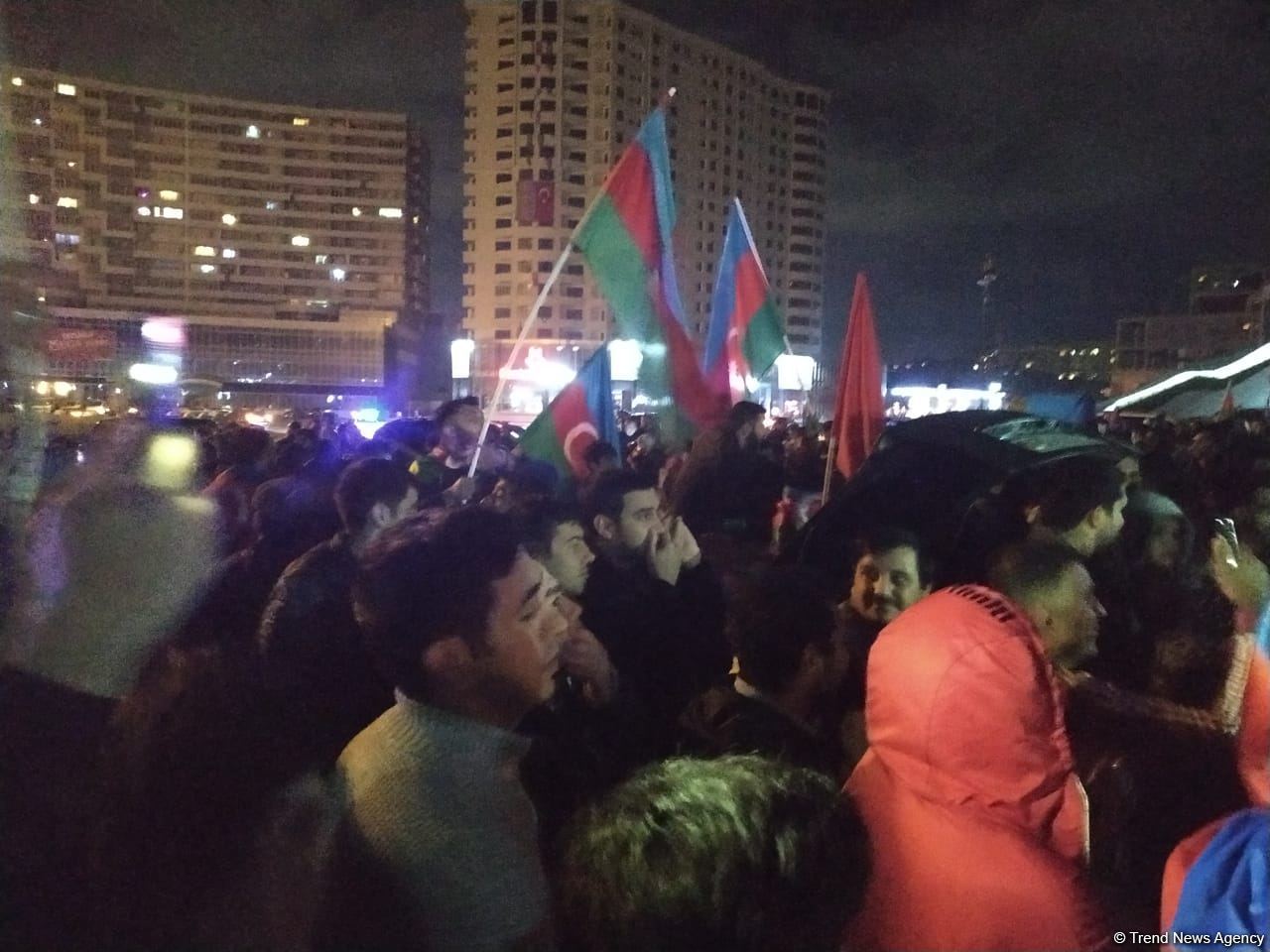 Жители Баку празднуют победу в войне за Карабах (ФОТО/ВИДЕО)