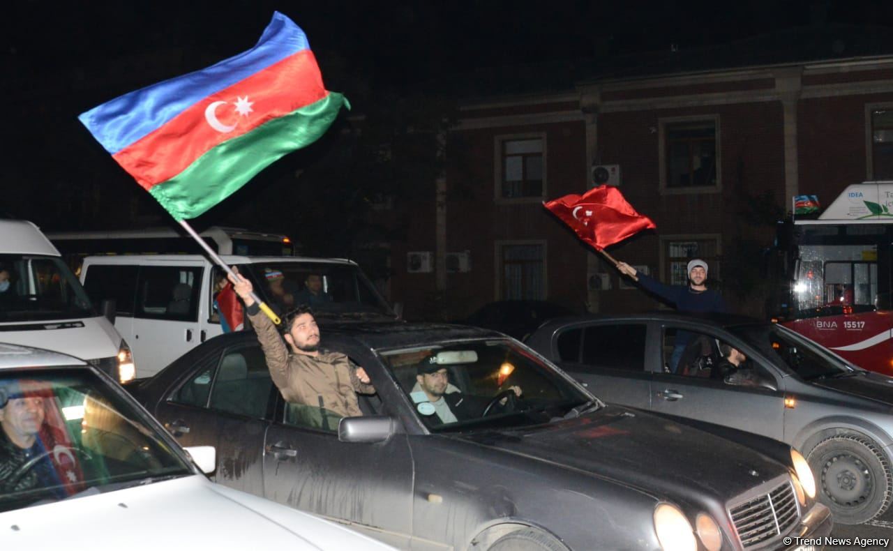 Жители Баку празднуют победу в войне за Карабах (ФОТО/ВИДЕО)
