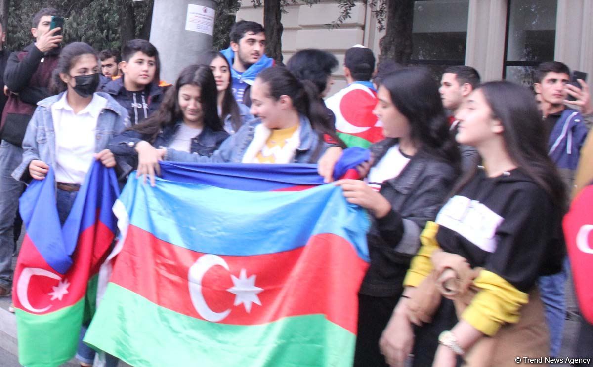 На улицах Баку массовое шествие в честь победы Азербайджана над Арменией (ВИДЕО, ФОТО)