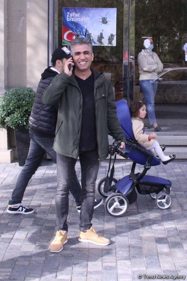 На улицах Баку массовое шествие в честь победы Азербайджана над Арменией (ВИДЕО, ФОТО)