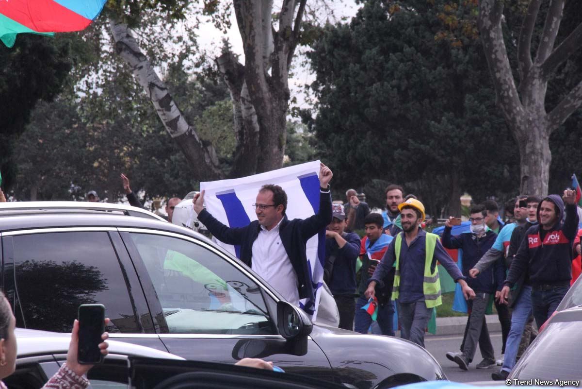 На улицах Баку массовое шествие в честь победы Азербайджана над Арменией (ВИДЕО, ФОТО)