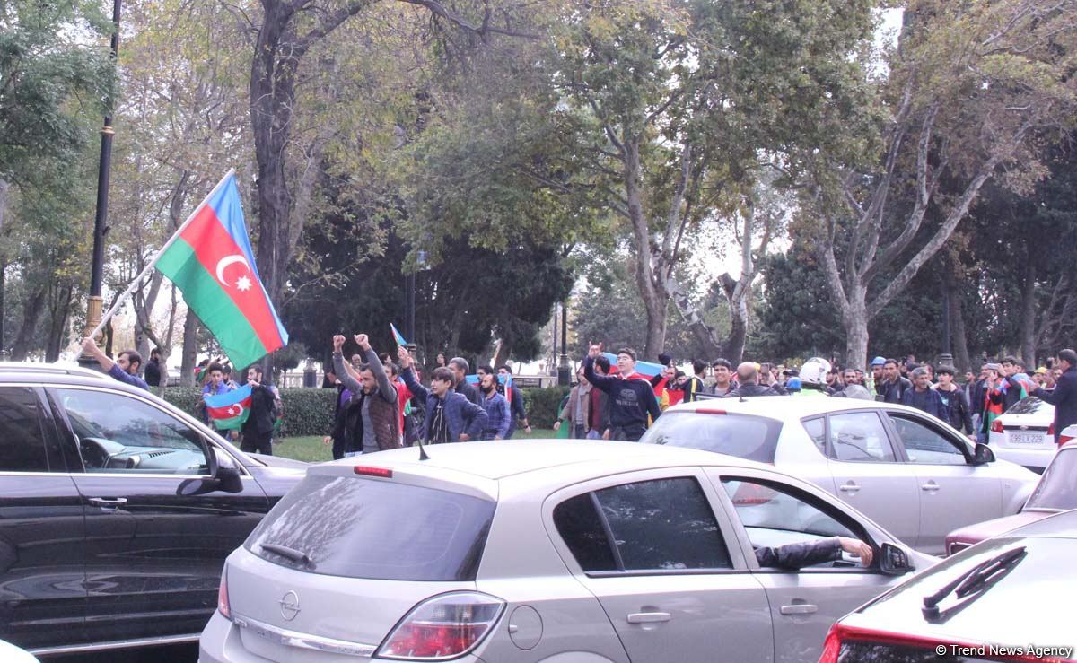 На улицах Баку массовое шествие в честь победы Азербайджана над Арменией (ВИДЕО, ФОТО)