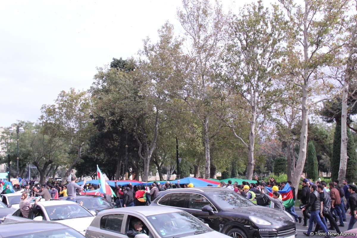 На улицах Баку массовое шествие в честь победы Азербайджана над Арменией (ВИДЕО, ФОТО)