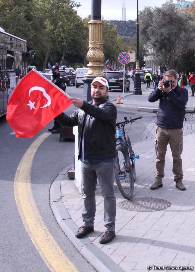 На улицах Баку массовое шествие в честь победы Азербайджана над Арменией (ВИДЕО, ФОТО)