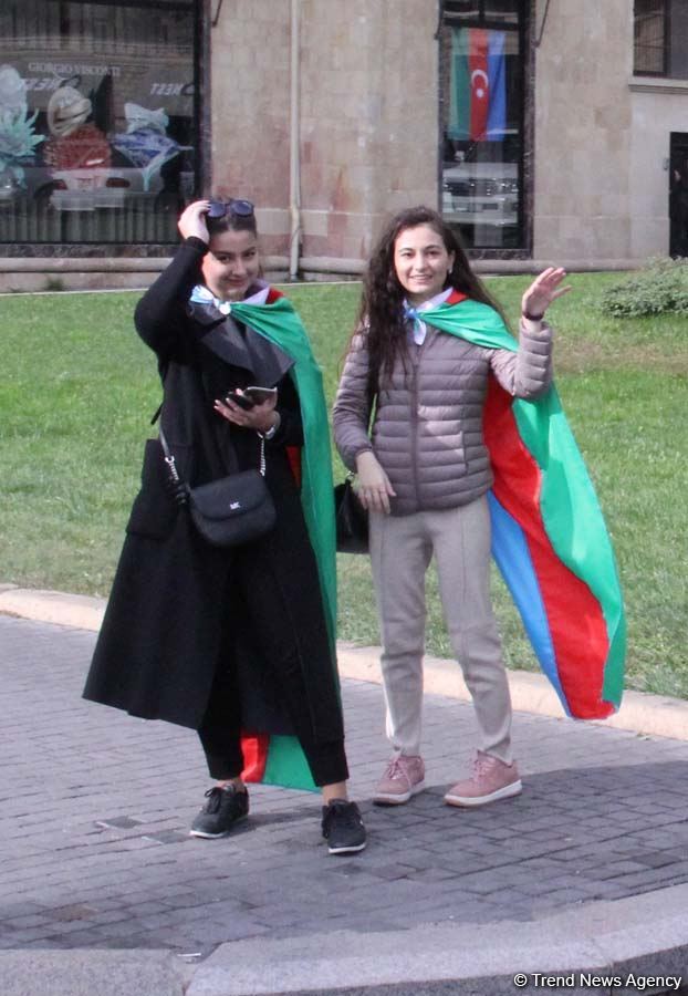 На улицах Баку массовое шествие в честь победы Азербайджана над Арменией (ВИДЕО, ФОТО)