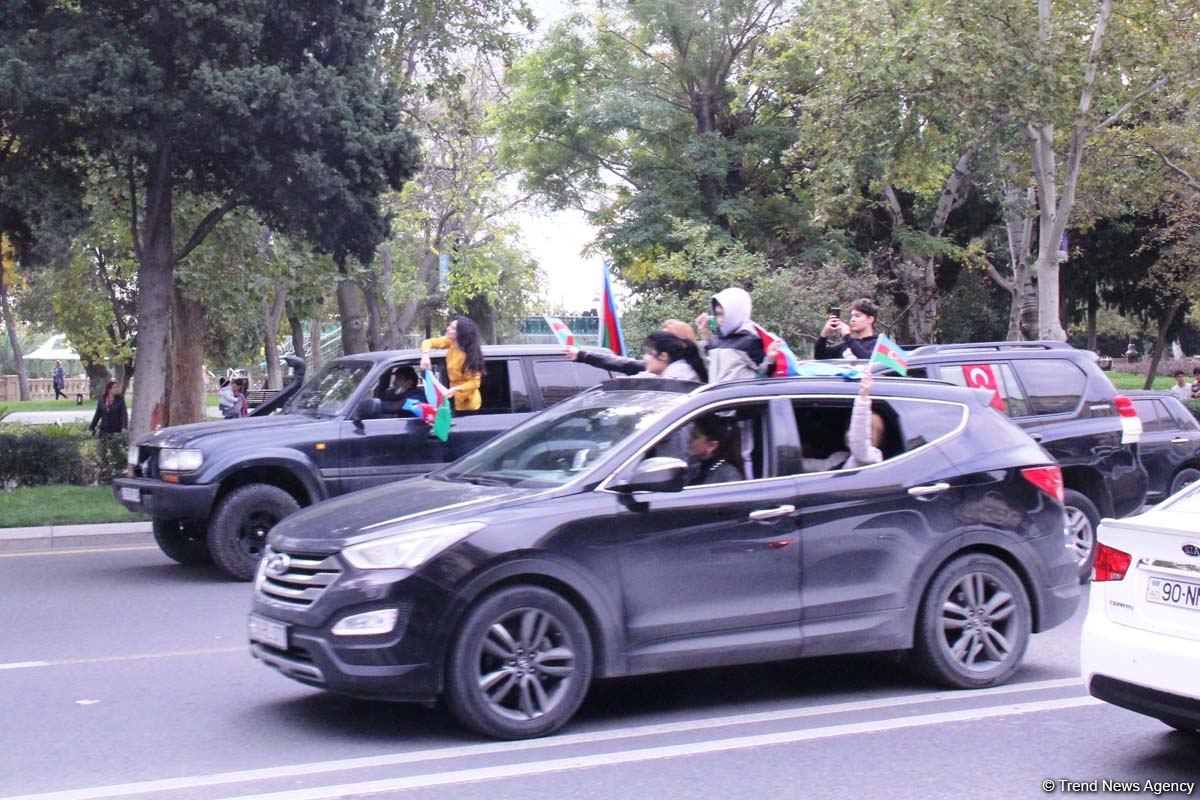 На улицах Баку массовое шествие в честь победы Азербайджана над Арменией (ВИДЕО, ФОТО)