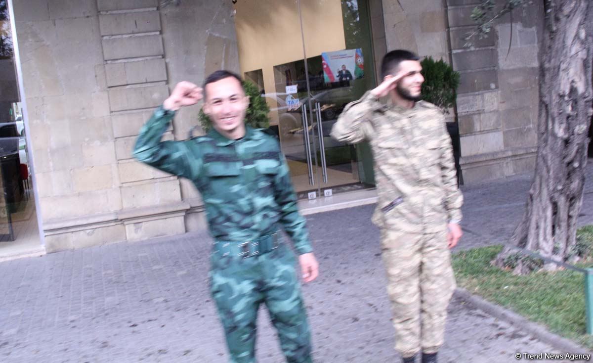 На улицах Баку массовое шествие в честь победы Азербайджана над Арменией (ВИДЕО, ФОТО)