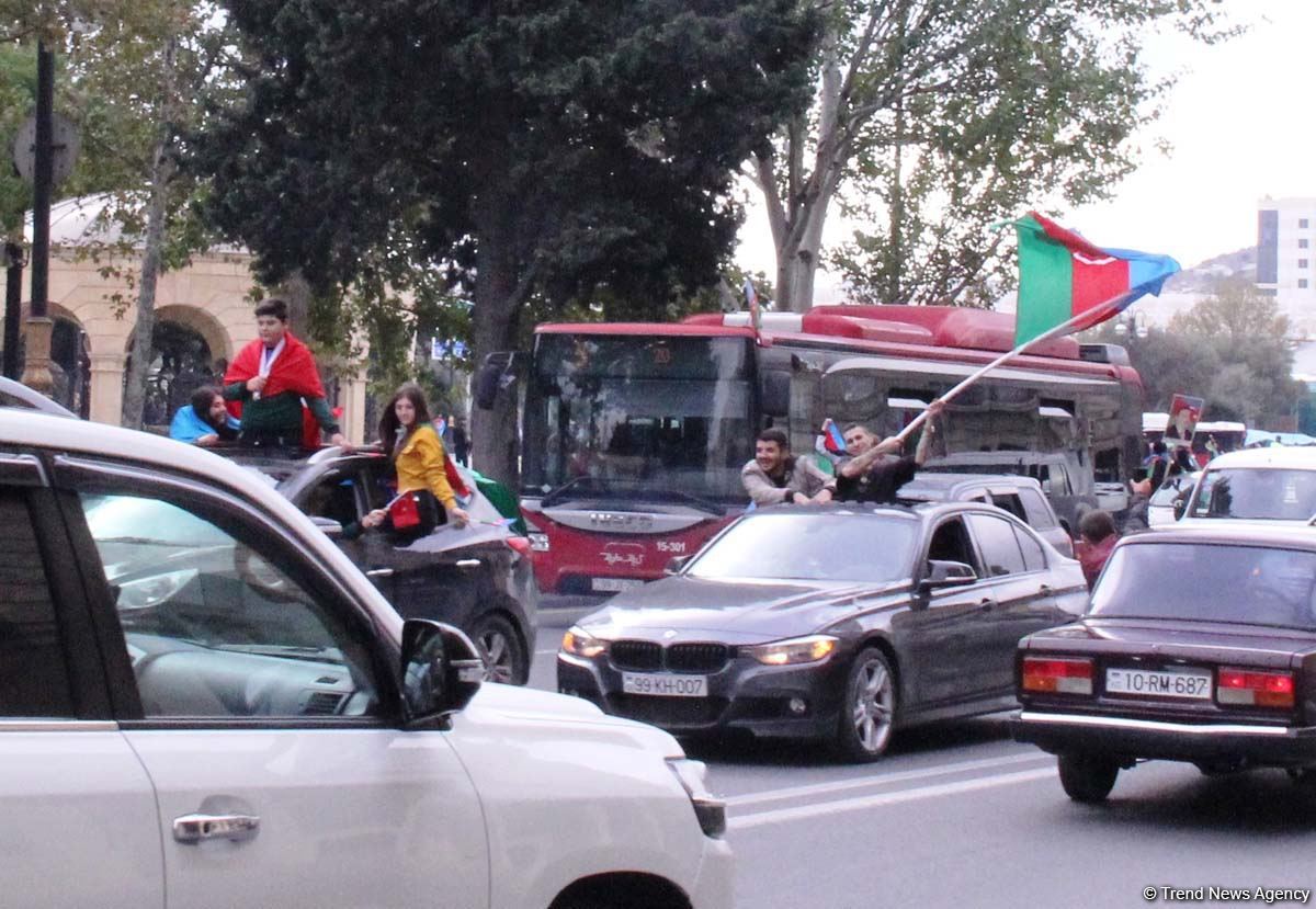 На улицах Баку массовое шествие в честь победы Азербайджана над Арменией (ВИДЕО, ФОТО)