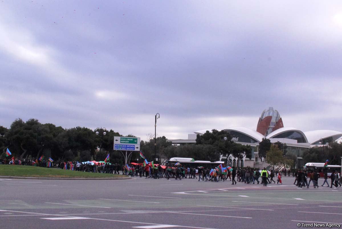 На улицах Баку массовое шествие в честь победы Азербайджана над Арменией (ВИДЕО, ФОТО)