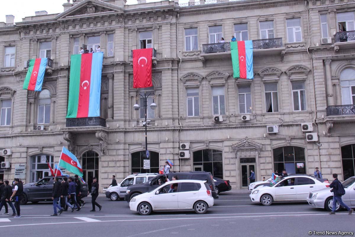 На улицах Баку массовое шествие в честь победы Азербайджана над Арменией (ВИДЕО, ФОТО)