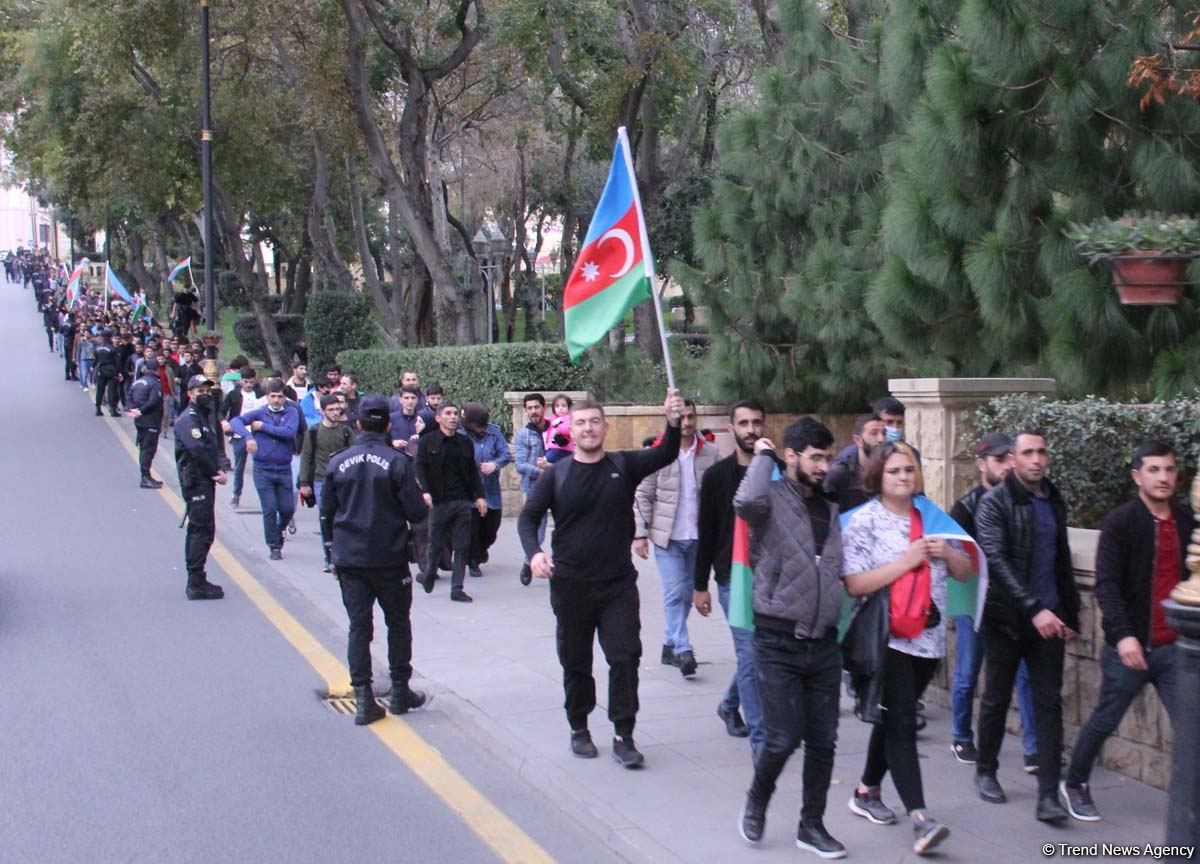 На улицах Баку массовое шествие в честь победы Азербайджана над Арменией (ВИДЕО, ФОТО)