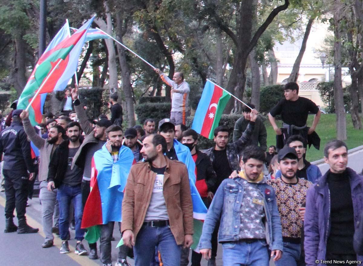 На улицах Баку массовое шествие в честь победы Азербайджана над Арменией (ВИДЕО, ФОТО)