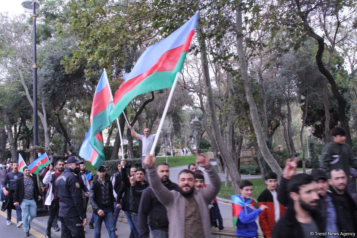 На улицах Баку массовое шествие в честь победы Азербайджана над Арменией (ВИДЕО, ФОТО)