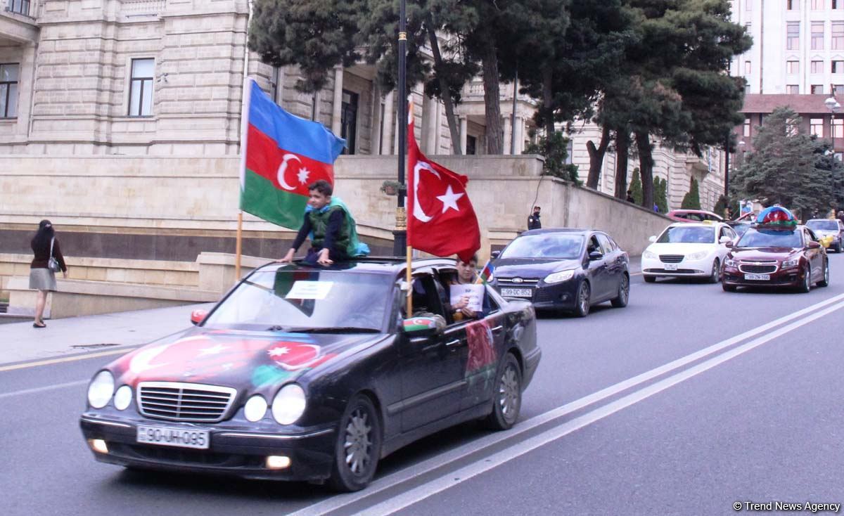 На улицах Баку массовое шествие в честь победы Азербайджана над Арменией (ВИДЕО, ФОТО)