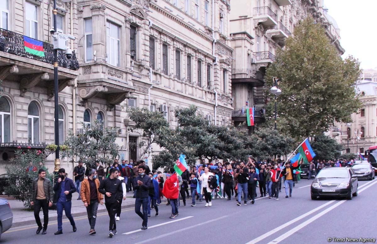 На улицах Баку массовое шествие в честь победы Азербайджана над Арменией (ВИДЕО, ФОТО)