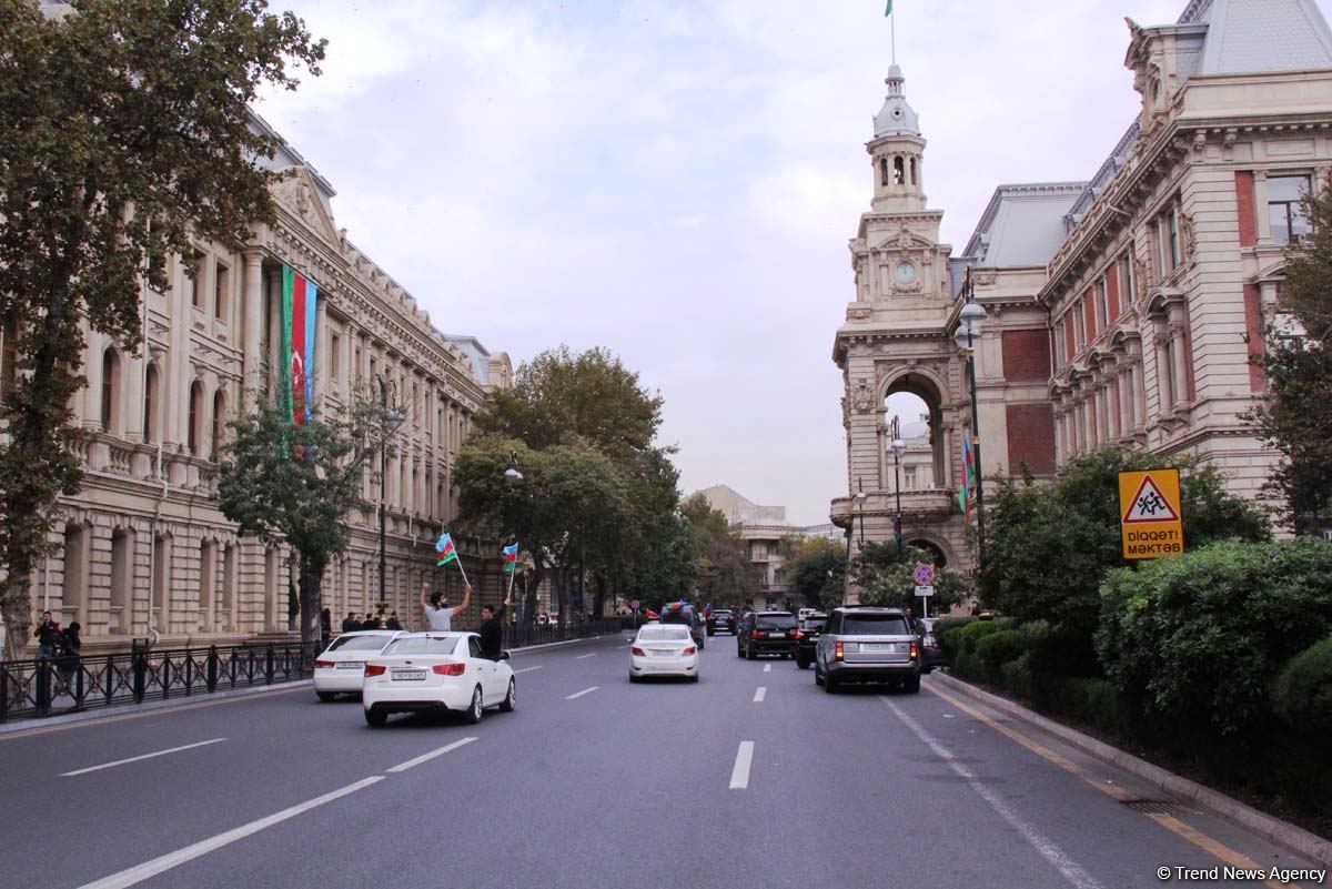 На улицах Баку массовое шествие в честь победы Азербайджана над Арменией (ВИДЕО, ФОТО)