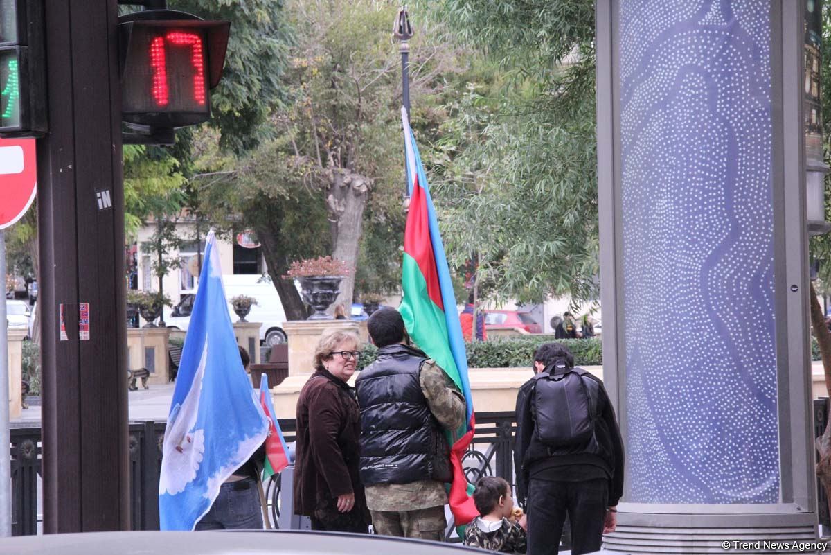 На улицах Баку массовое шествие в честь победы Азербайджана над Арменией (ВИДЕО, ФОТО)