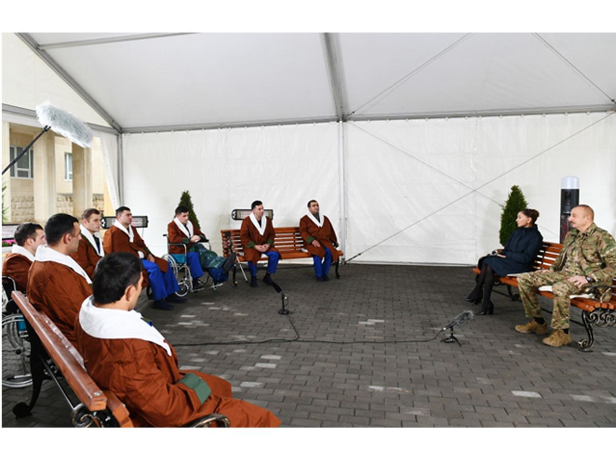 Президент Азербайджана Ильхам Алиев и Первая леди Мехрибан Алиева встретились с военнослужащими, проходящими лечение в Клиническом медцентре №1 (ФОТО)