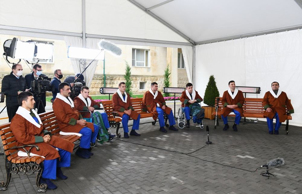 Президент Азербайджана Ильхам Алиев и Первая леди Мехрибан Алиева встретились с военнослужащими, проходящими лечение в Клиническом медцентре №1 (ФОТО)