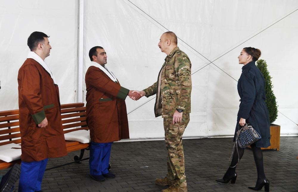 Президент Азербайджана Ильхам Алиев и Первая леди Мехрибан Алиева встретились с военнослужащими, проходящими лечение в Клиническом медцентре №1 (ФОТО)