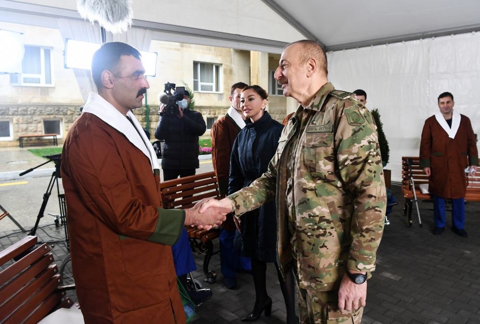 Президент Азербайджана Ильхам Алиев и Первая леди Мехрибан Алиева встретились с военнослужащими, проходящими лечение в Клиническом медцентре №1 (ФОТО)