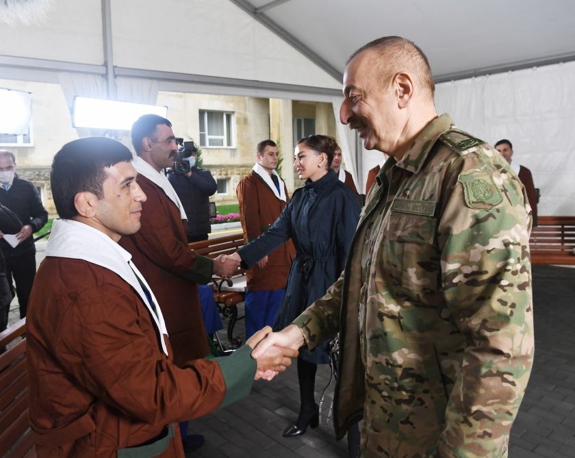 Президент Азербайджана Ильхам Алиев и Первая леди Мехрибан Алиева встретились с военнослужащими, проходящими лечение в Клиническом медцентре №1 (ФОТО)