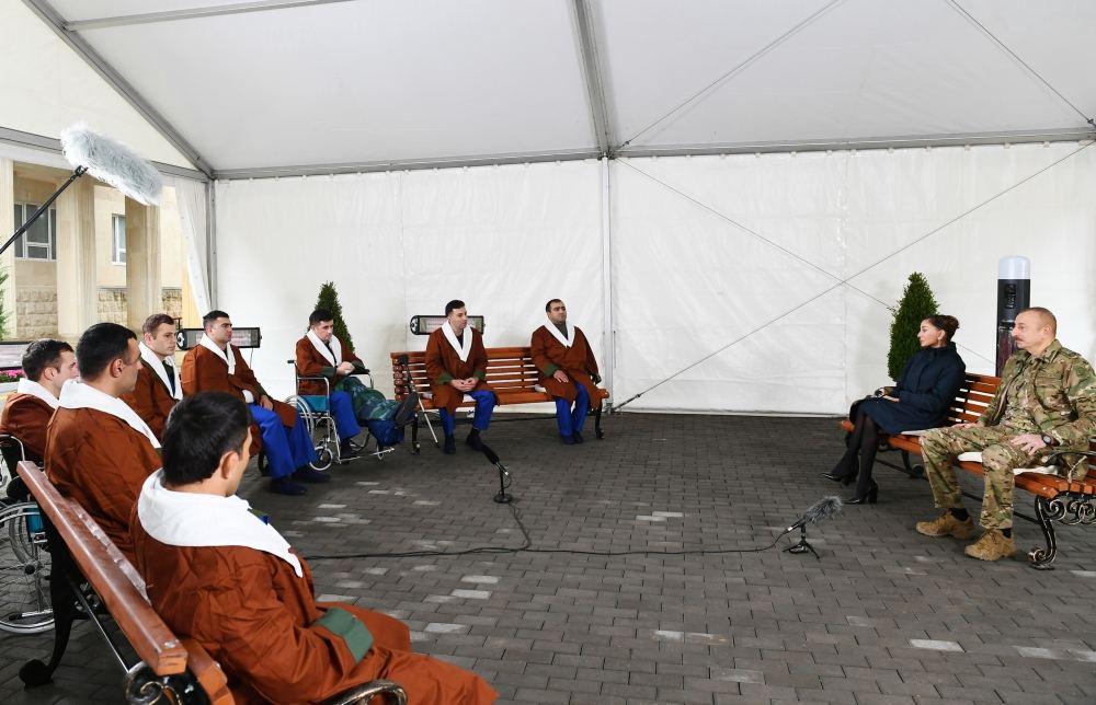 Президент Азербайджана Ильхам Алиев и Первая леди Мехрибан Алиева встретились с военнослужащими, проходящими лечение в Клиническом медцентре №1 (ФОТО)